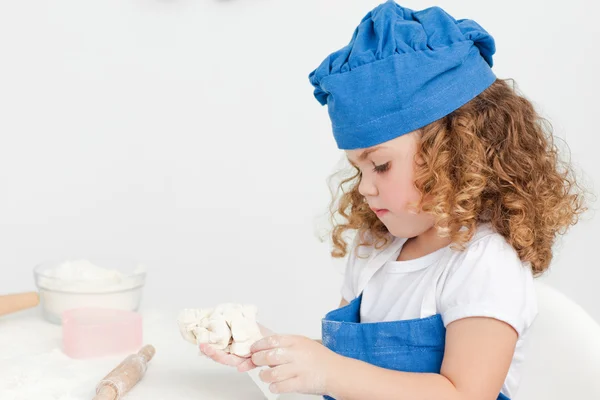 Mała dziewczynka pieczenia w kuchni — Zdjęcie stockowe
