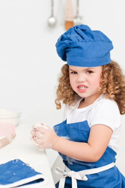 Küçük kız mutfakta yemek pişiriyor. — Stok fotoğraf