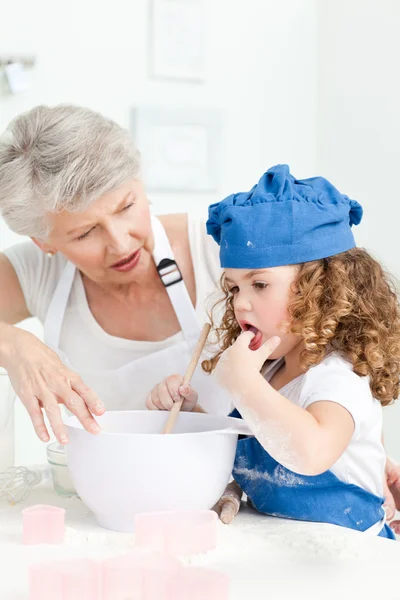 Malá holčička pečení s babičkou — Stock fotografie
