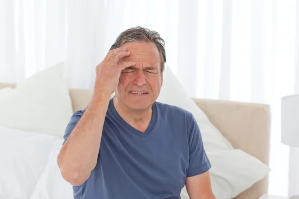 Seorang pria mengalami sakit kepala — Stok Foto