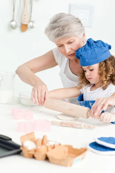 一个小女孩与她的祖母烘烤 — 图库照片