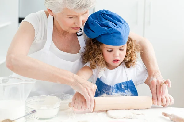 Una niña horneando con su abuela —  Fotos de Stock