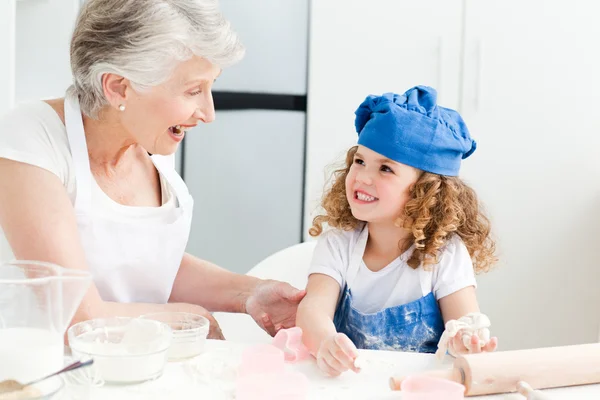 Egy kislány nagymamája sütés — Stock Fotó