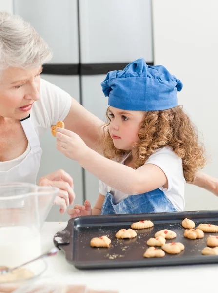 Una niña horneando con su abuela — Foto de Stock