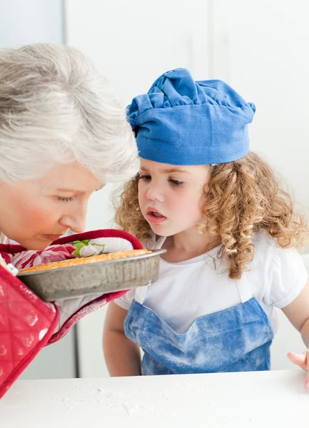 Dziewczynki do pieczenia z babcią — Zdjęcie stockowe