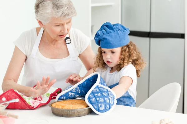Une petite fille qui cuisine avec sa grand-mère — Photo