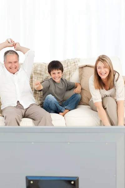 En liten pojke med hans farföräldrar i vardagsrummet — Stockfoto