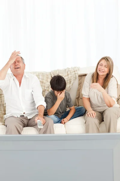 Um menino com os avós na sala de estar — Fotografia de Stock