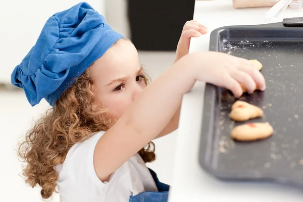 Menina roubar biscoitos — Fotografia de Stock