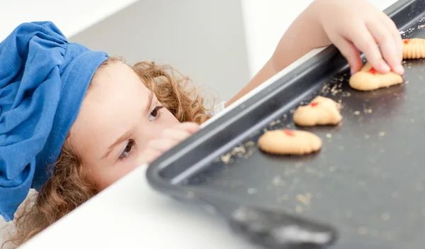 Petite fille qui vole des cookies — Photo