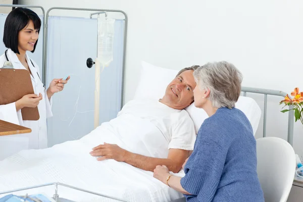 Enfermeira com um casal em um hospital — Fotografia de Stock