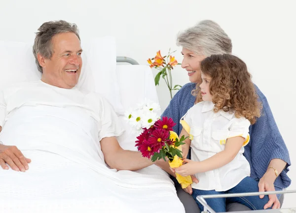 A little girl talking with her grandparents — Stock Photo, Image