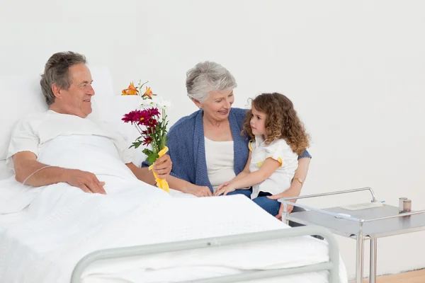 A little girl talking with her grandparents — Stock Photo, Image