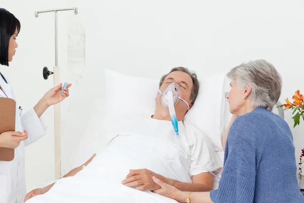 Sjuksköterska med ett par på ett sjukhus — Stockfoto
