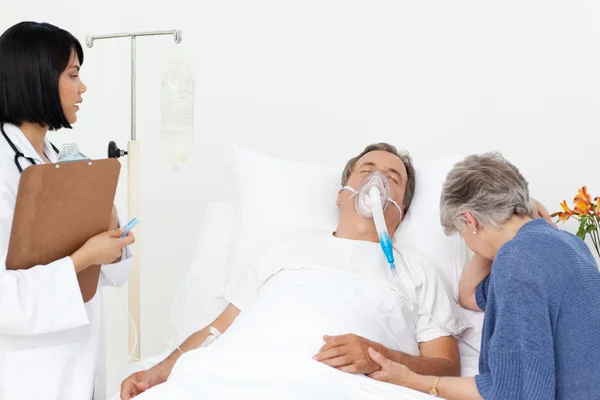 Медсестра с парой в больнице — стоковое фото