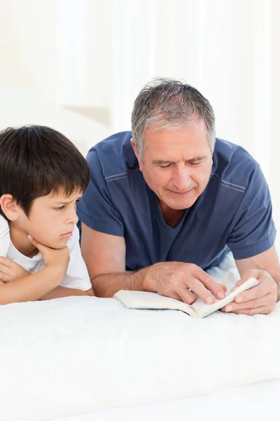 Young boy listening his grandfather — Stock Photo, Image