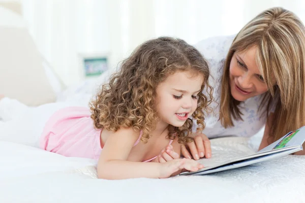 Genç kızın büyükannesi ile birlikte kitap okuma — Stok fotoğraf