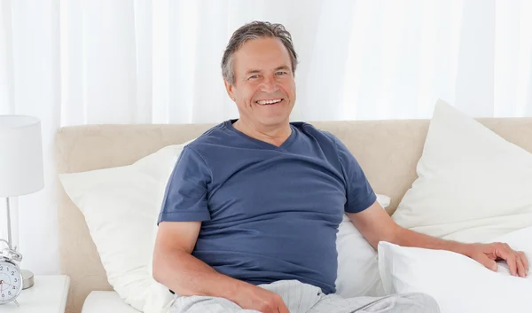 Mann legt sich auf sein Bett — Stockfoto
