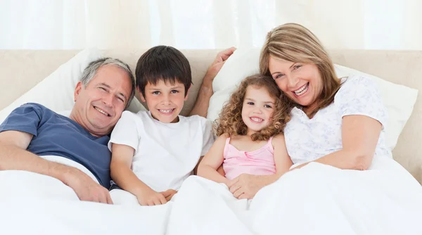 Rodziny w ich sypialni, patrząc na kamery w domu — Zdjęcie stockowe
