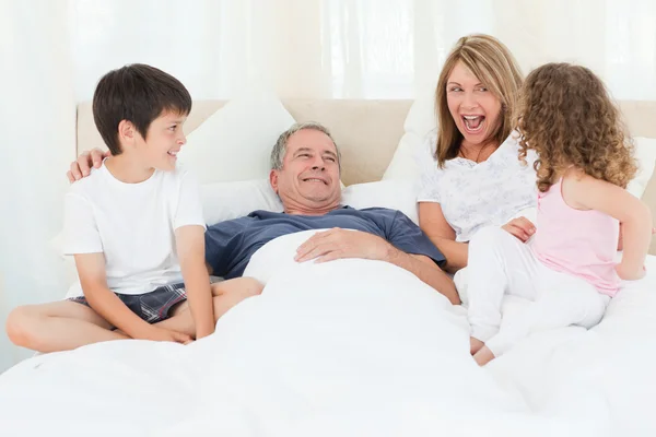 Lycklig familj hemma — Stockfoto