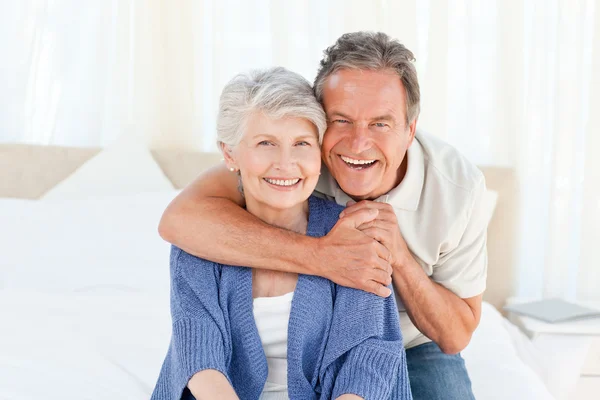 Senior couple looking at the camera — Stock Photo, Image