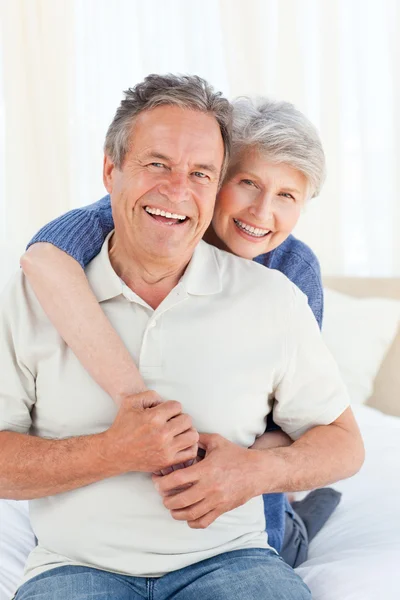 Seniorenpaar blickt in die Kamera — Stockfoto
