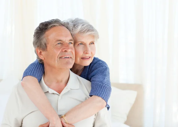 Seniorpaar umarmt sich auf dem Bett — Stockfoto