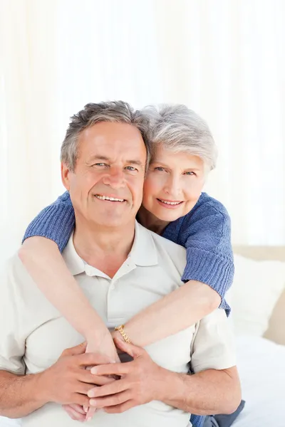 Seniorenpaar blickt in die Kamera — Stockfoto