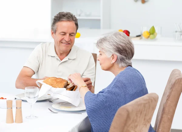 Couple retraité mangeant dans la cuisine — Photo