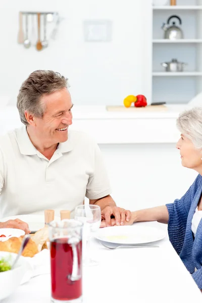 Pensionerat par äta i köket — Stockfoto