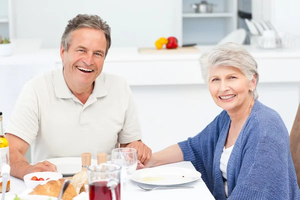 Пара пенсионеров ест на кухне — стоковое фото