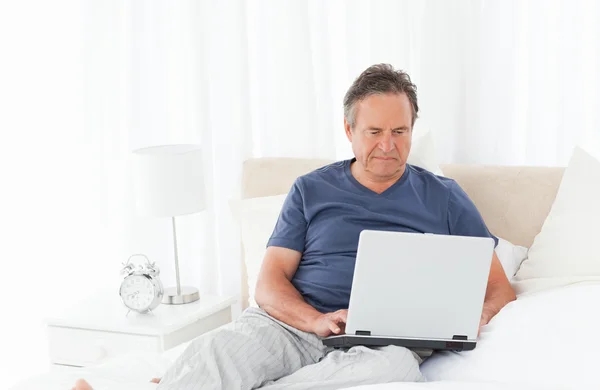 Чоловік дивиться на свій ноутбук — стокове фото