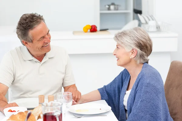 Retired couple eating in the kitchen — Stock Photo, Image