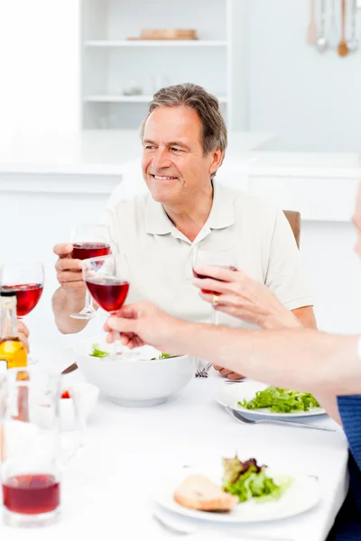 Senior taking lunch with friends — Stock Photo, Image