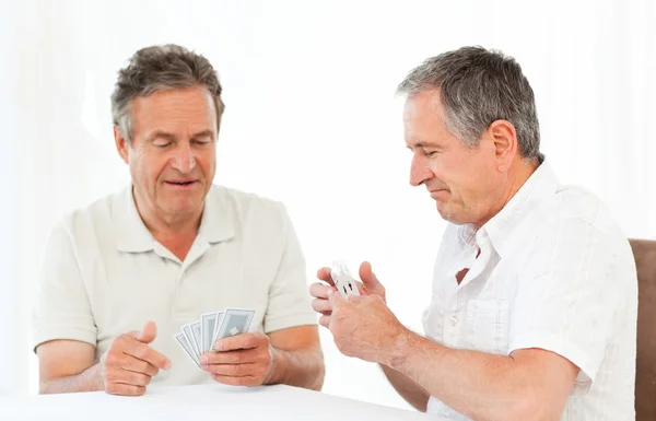 Мужчины играют в карты на столе — стоковое фото