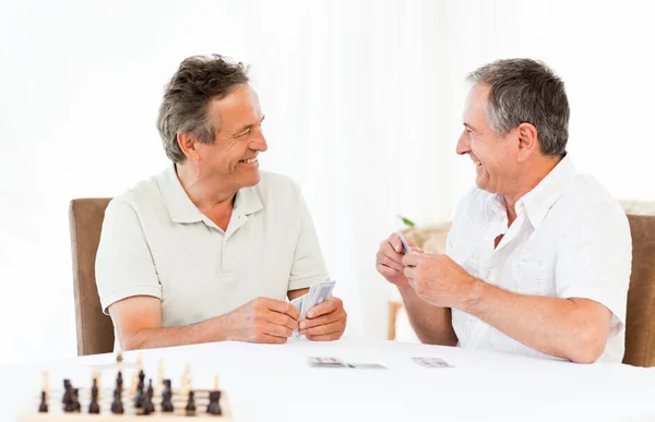 Män spela kort på bordet — Stockfoto