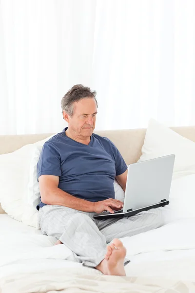 Mann blickt auf seinen Laptop — Stockfoto