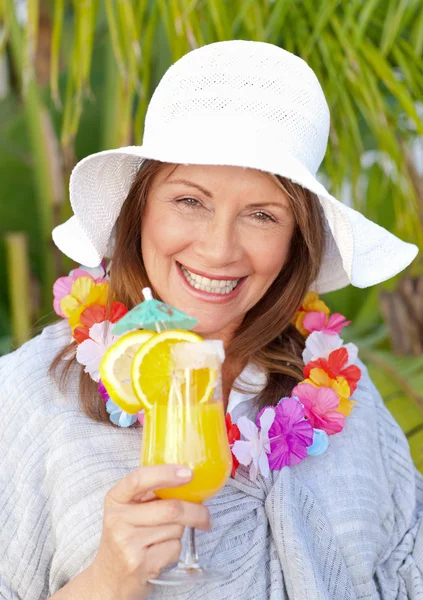 Donna in pensione che beve un cocktail sotto il sole — Foto Stock