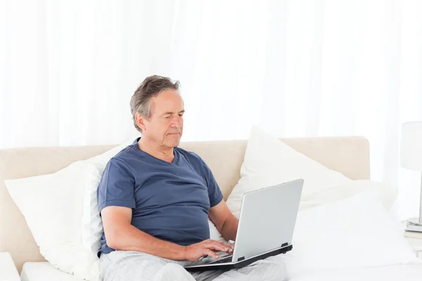 Mężczyzna patrząc na jego laptopie — Zdjęcie stockowe