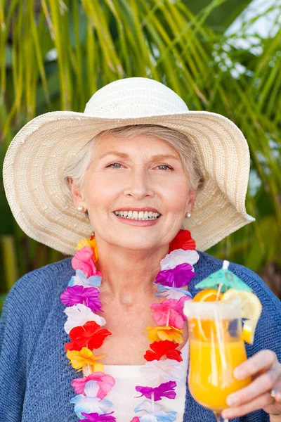 退職女性は太陽の下でカクテルを飲む — ストック写真
