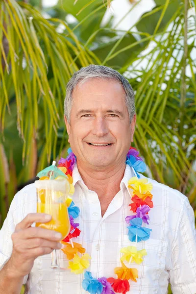 Homem maduro bebendo um coquetel sob o sol — Fotografia de Stock