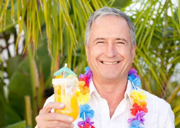 Volwassen man drinken een cocktail onder de zon — Stockfoto