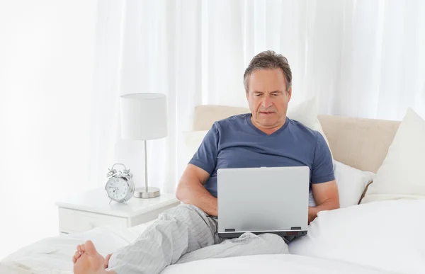 Mężczyzna patrząc na jego laptopie — Zdjęcie stockowe