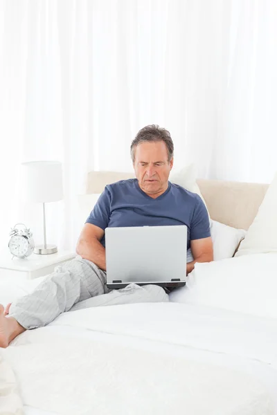 Man looking at his laptop — Stock Photo, Image