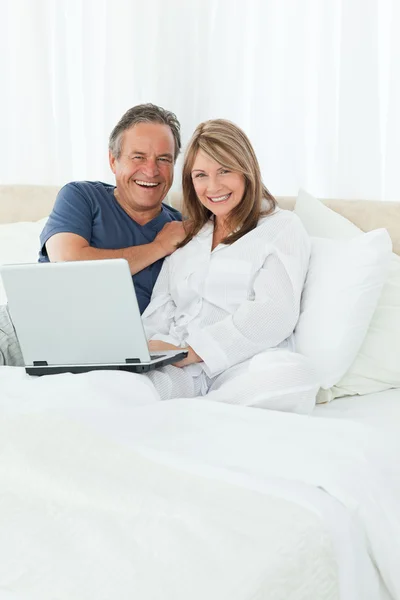 Couple looking at the camera at home — Stock Photo, Image