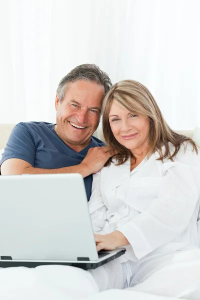 Couple looking at the camera at home — Stock Photo, Image