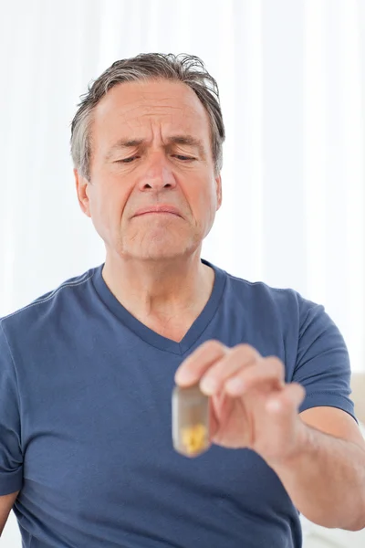Hombre enfermo tomando sus pastillas — Foto de Stock