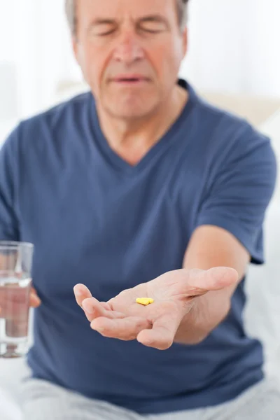 Kranker Mann nimmt seine Tabletten — Stockfoto