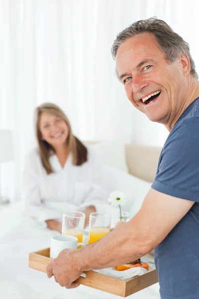 Мужчина приносит завтрак своей жене — стоковое фото