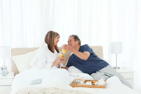 Bella coppia che fa colazione nel loro letto — Foto Stock